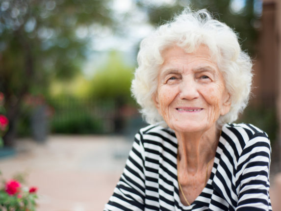 Lachende, ältere Dame