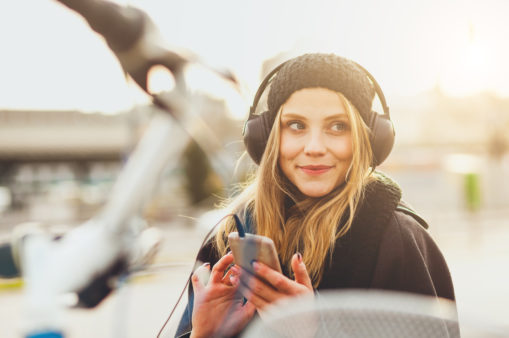 Junge Frau mit einem Handy in der Hand