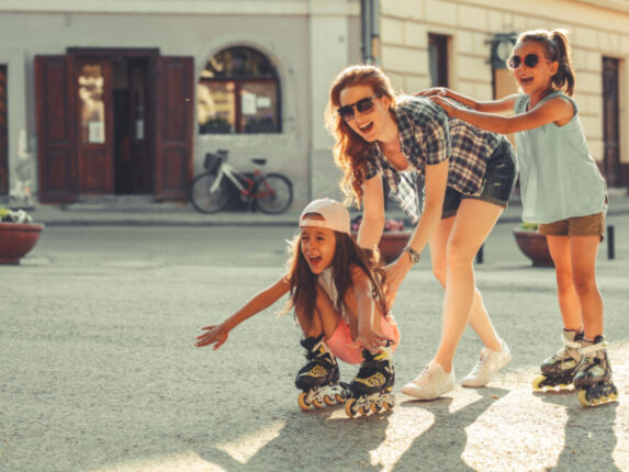 Mutter mit zwei M&auml;dchen auf Inlineskates, in der Strassen von Wien