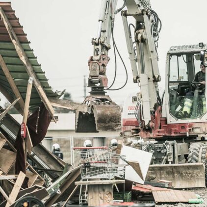 Ein Bagger reißt einen selbstgebauten Unterstand im Portestcamp in der Hausfeldstraße nieder.