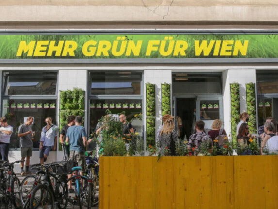 Bild des Gr&uuml;nen Pop Up Stores mit einem Parklet und vielen plaudernden Menschen