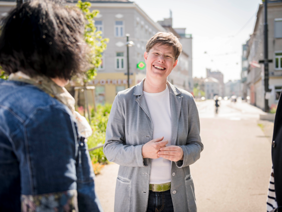 Freundliche Dame im Gespr&auml;ch mit 2 Frauen