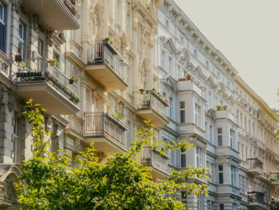 Altbau-H&auml;userreihe in der Sonne