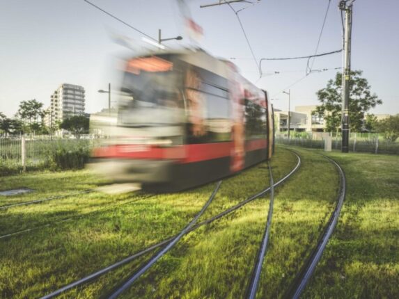 Eine Garnitur ULF der Wiener Stra&szlig;enbahn f&auml;hrt auf einem Rasengleis