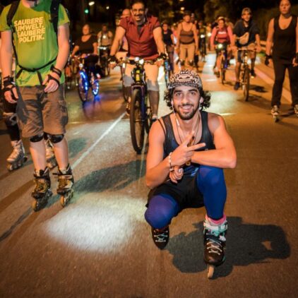 Foto von einem Skater in der Nacht