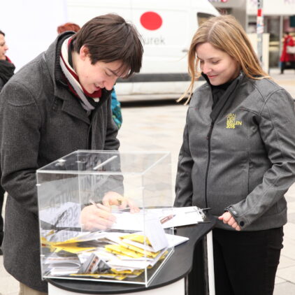 Foto vom Sammeln von Unterstützungserklärungen für VdB