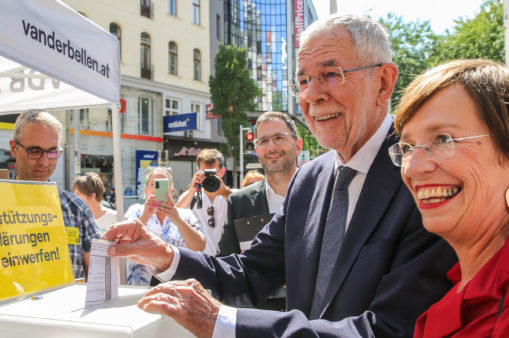 Van der Bellen & Doris Schmidauer werfen Unterstützungserklärung ein