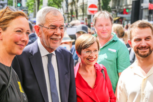 Van der Bellen mit Doris Schmidauer, Judith Pühringer und Peter Kraus