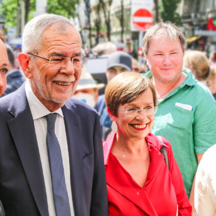 Van der Bellen mit Doris Schmidauer, Judith Pühringer und Peter Kraus
