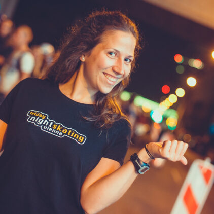 Eine junge Frau lächelt in die Kamera, sie trägt ein T-Shirt mit der Aufschrift "Friday Nightskating"