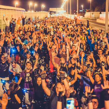 Foto einer großen Gruppe von Radfahrer:innen bei Friday Nightskating