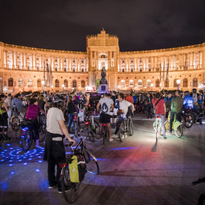Foto des Heldenplatzes bei Nacht, eine große Gruppe von Menschen trifft sich zum Friday Nightskating
