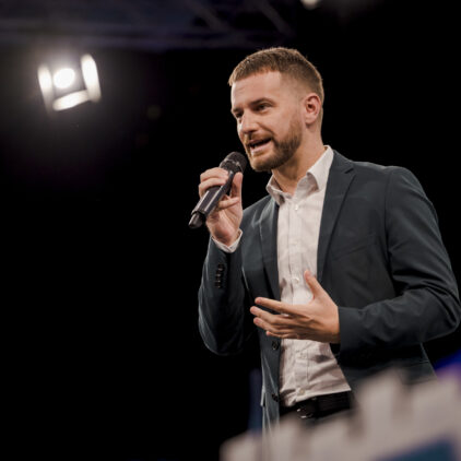 Foto von Peter Kraus der bei Influence Vienna eine Rede h&auml;lt