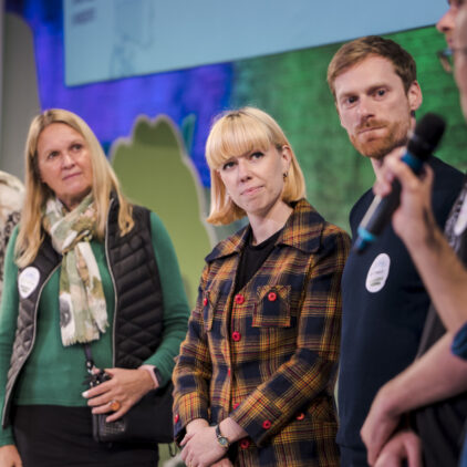 Foto von mehreren Teilnehmer:innen die bei Influence Vienna auf der B&uuml;hne stehen