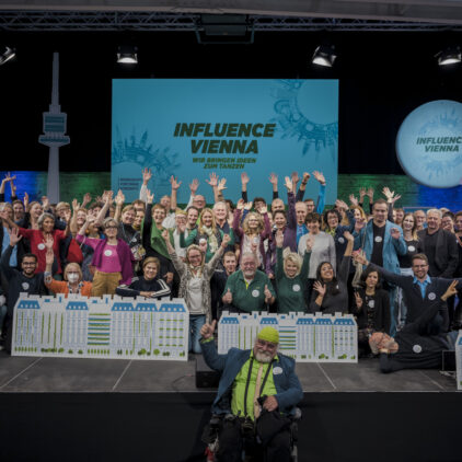 gro&szlig;es Gruppenfoto der Teilnehmer:innen bei Influence Vienna