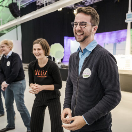 Kilian Stark und eine Gruppe von lachenden Menschen bei Influence Vienna