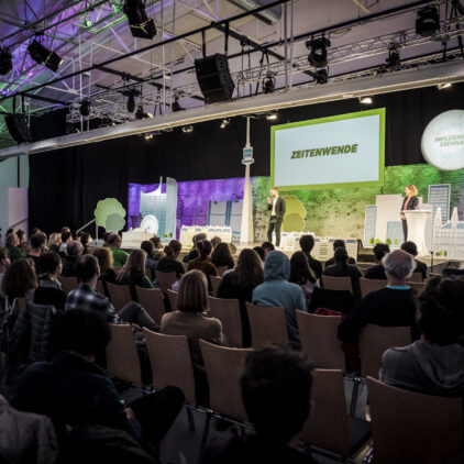 Foto der B&uuml;hne und des Publikums bei Influence Vienna