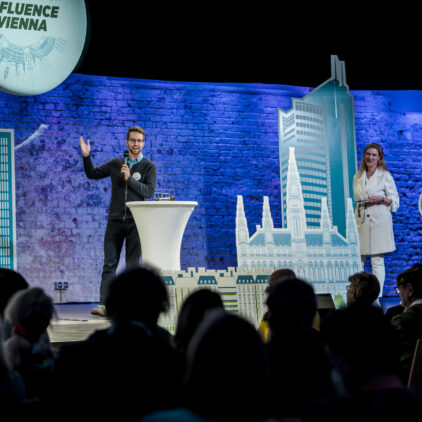 Kilian Stark spricht auf der B&uuml;hne von Influence Vienna