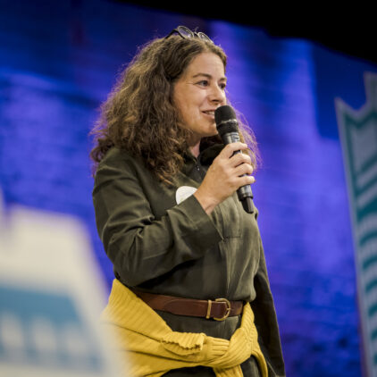 Foto von Elisabeth Kittl die bei Influence Vienna eine Rede h&auml;lt