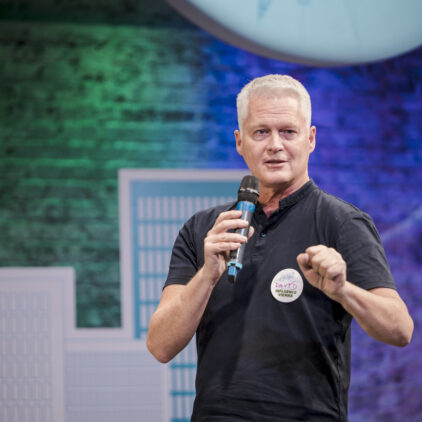 David Ellensohn spricht auf der B&uuml;hne von Influence Vienna