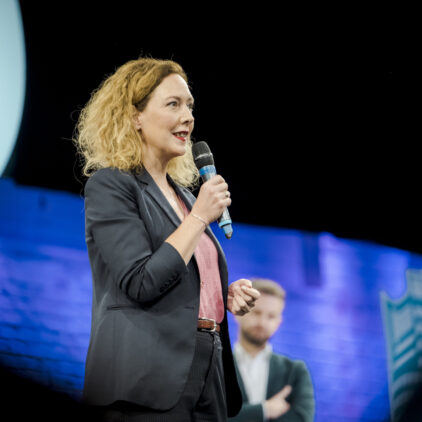 Foto von Judith P&uuml;hringer die bei Influence Vienna eine Rede h&auml;lt