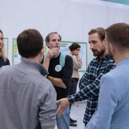 Foto einer Gruppe beim Diskutieren mit Martin Moder bei Influence Vienna