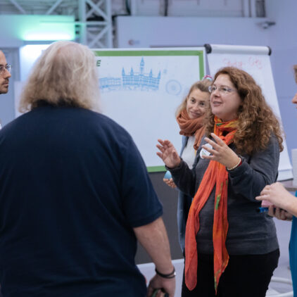 Foto einer Gruppe beim Diskutieren bei Influence Vienna