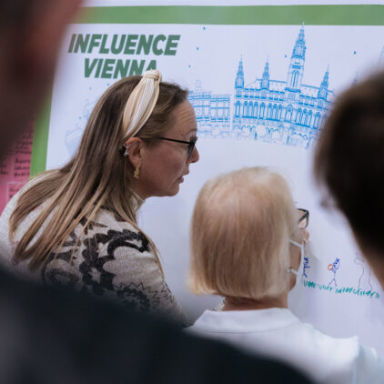 Foto von zwei Frauen die eine wei&szlig;e Tafel beschreiben bei Influence Vienna