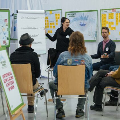 Foto einer Gruppe beim Diskutieren bei Influence Vienna