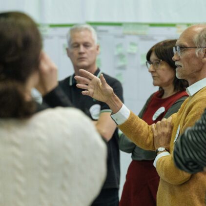 Foto einer Gruppe beim Diskutieren bei Influence Vienna