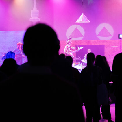 Foto einer Band die bei Influence Vienna ein Konzert gibt