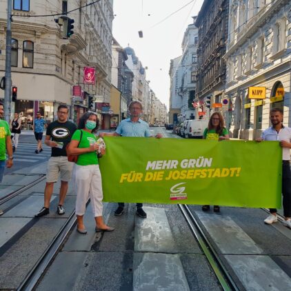 Martin Fabisch und Peter Kraus mit einem grünen Transparent "Mehr Grün für die Josefstadt!"