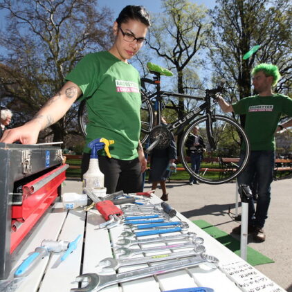 Foto bei der Grünen Radrettung, im Vordergrund liegt Werkzeug
