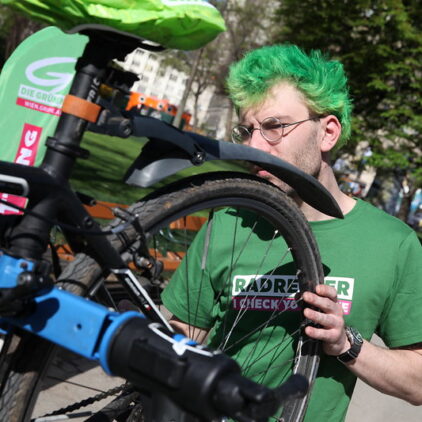 Foto eines Fahrradmechanikers, der gerade ein Rad repariert