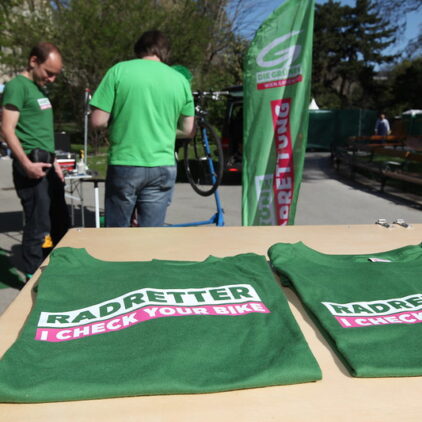 Foto der Grünen Radrettung, im Vordergrund liegen zwei Tshirts