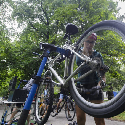 Foto eines Fahrrades, das gerade repariert wird