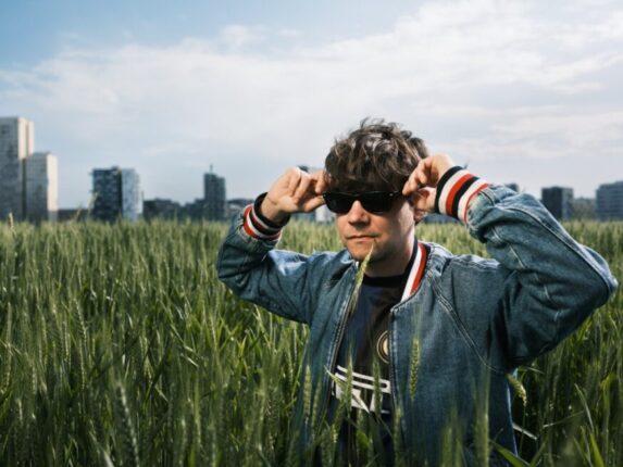Portr&auml;tfoto des Musikers Nino aus Wien