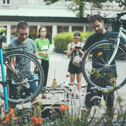 Foto von zwei Fahrradmechanikern, die Fahrräder reparieren