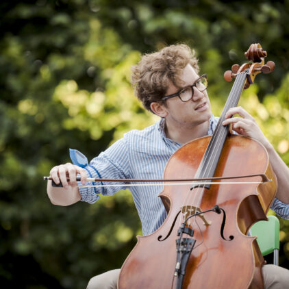 Ein Musiker, der auf einem Cello spielt