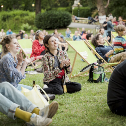 Foto von jungen Menschen die klatschen