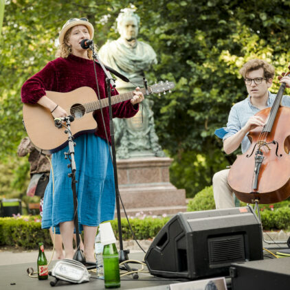Zwei Musiker:innen bei einem Konzert von Musik am Fluss