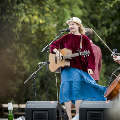 Foto einer Sängerin auf der Bühne bei Musik am Fluss