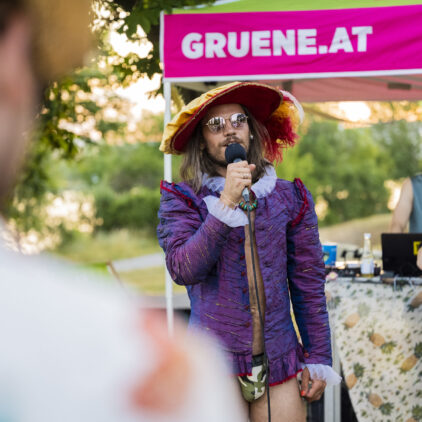Ein Sänger mit violetter Jacke