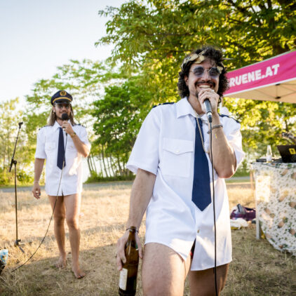 Zwei Sänger mit weißem Hemd und blauer Krawatte