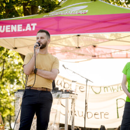 Foto von Peter Kraus bei der Eröffnung eines Konzertes bei Musik am Fluss