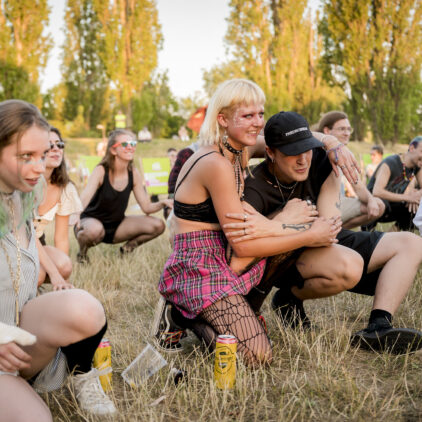 Zuhörer:innen bei einem Konzert von Musik am Fluss