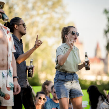 Tanzendes Publikum bei einem Konzert von Musik am Fluss