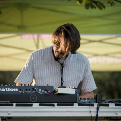 Foto eines Musikers, der bei einem Konzert Keyboard spielt