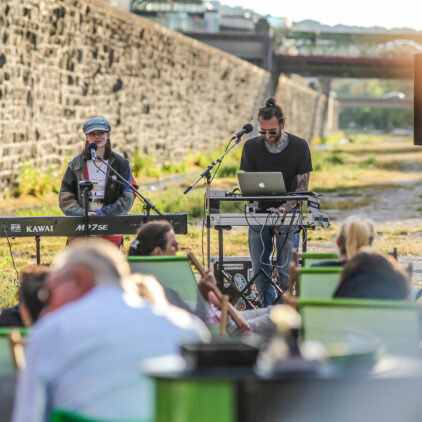 Zwei Musiker:innen beim Konzert beim Wien-Fluss