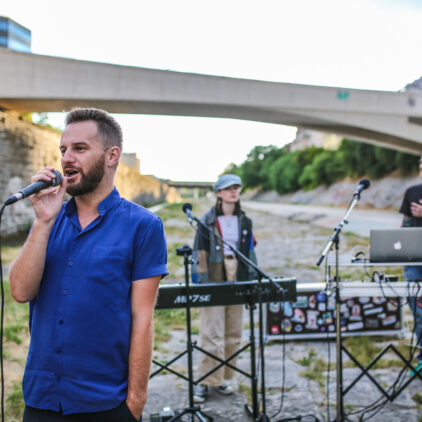 Foto von Peter Kraus, der ein Mikrofon in der Hand hält